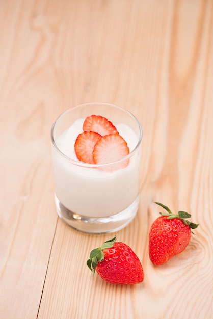 Yogurt Alla Fragola. Cibo sano con fragole e colazione allo yogurt sul tavolo.