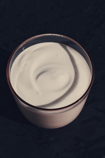 Yogurt bianco cremoso fresco