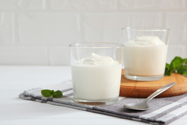 Yogurt bianco naturale in tavola snack salutare yogurt greco