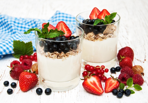 Yogurt con bacche fresche