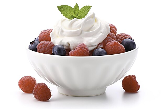 yogurt con bacche su uno sfondo bianco