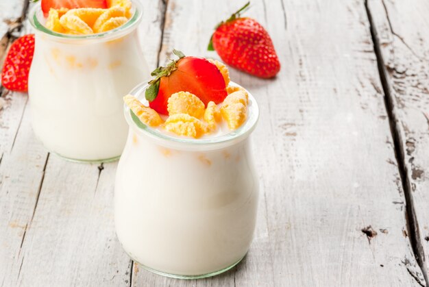 Yogurt con cornflakes e fragole