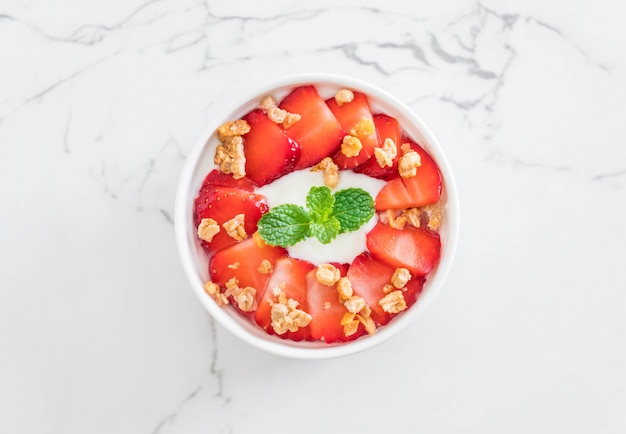 yogurt con fragole e muesli