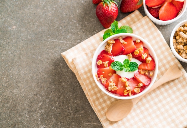 yogurt con fragole e muesli