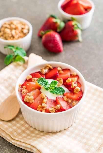 yogurt con fragole e muesli