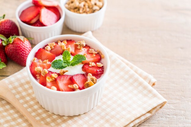 yogurt con fragole e muesli