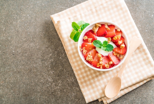 yogurt con fragole e muesli