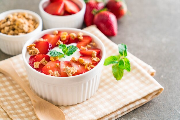 yogurt con fragole e muesli