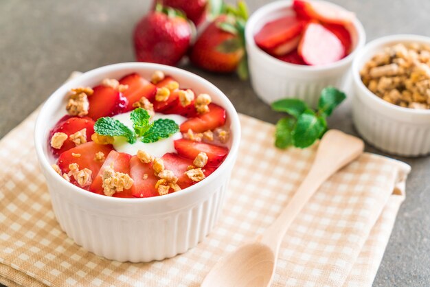 yogurt con fragole e muesli