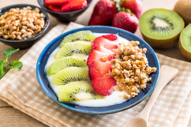 yogurt con fragole, kiwi e muesli