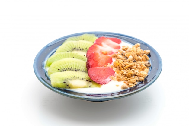 yogurt con fragole, kiwi e muesli