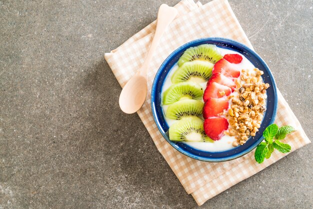 yogurt con fragole, kiwi e muesli