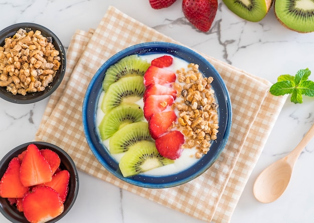 yogurt con fragole, kiwi e muesli