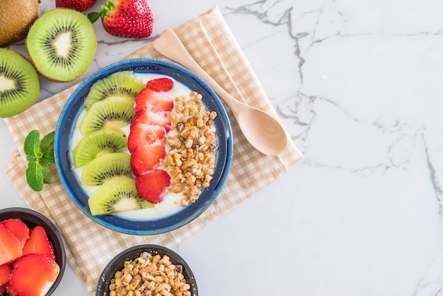 yogurt con fragole, kiwi e muesli