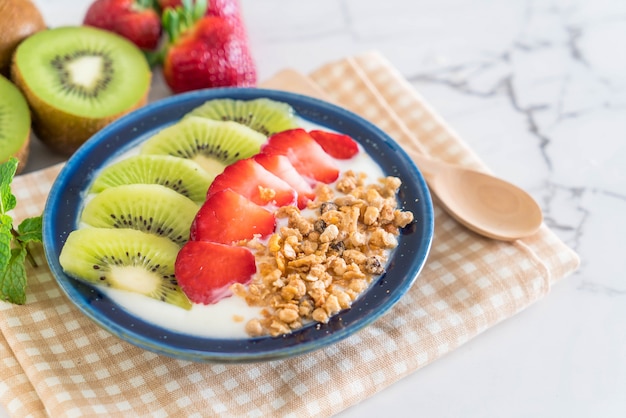 yogurt con fragole, kiwi e muesli