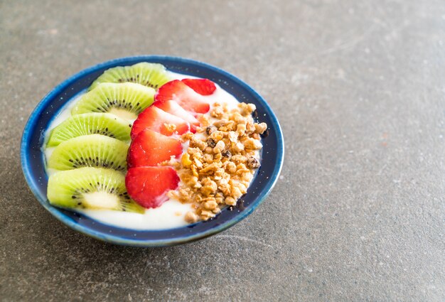 yogurt con fragole, kiwi e muesli