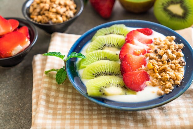 yogurt con fragole, kiwi e muesli