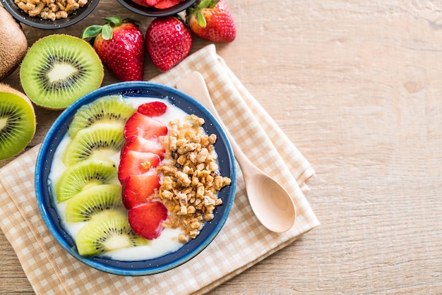 yogurt con fragole, kiwi e muesli