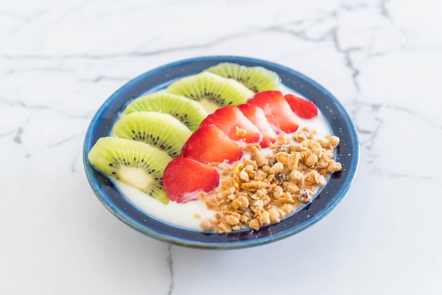 yogurt con fragole, kiwi e muesli