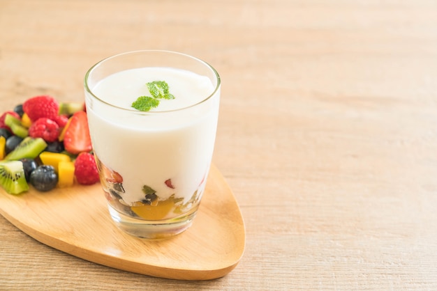 yogurt con frutta mista