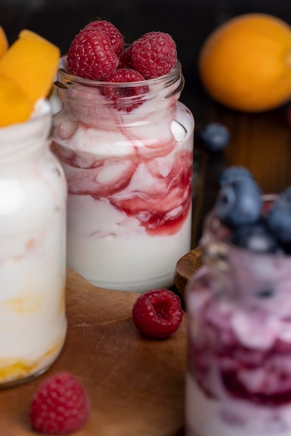 Yogurt con frutti di bosco freschi e confettura di lamponi