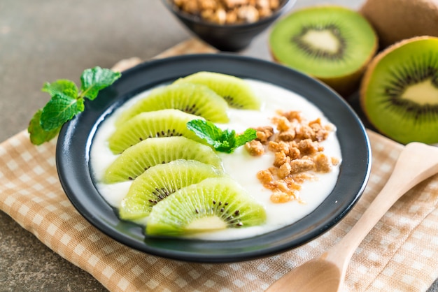 yogurt con kiwi e muesli