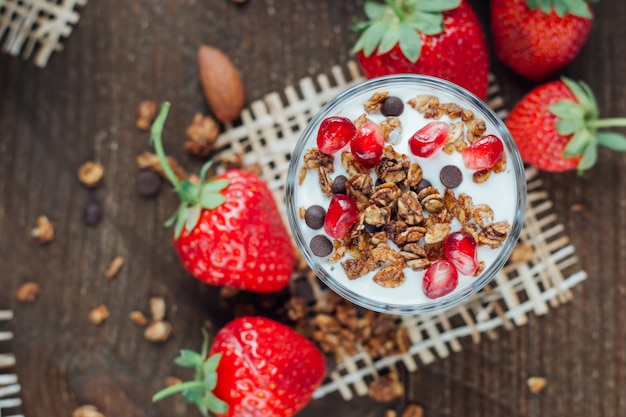 Yogurt con muesli e fragole