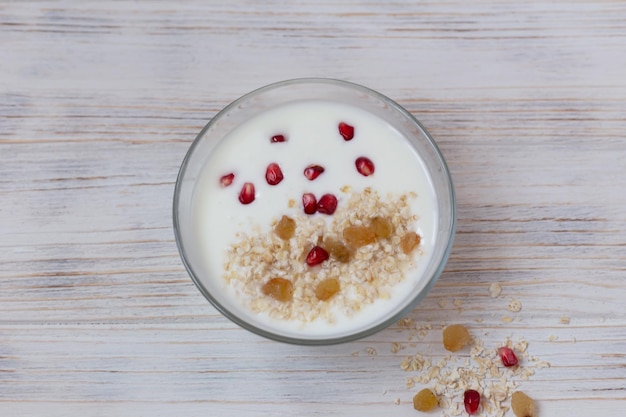 Yogurt con muesli e frutta per colazione