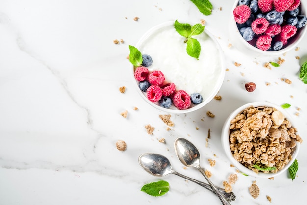 Yogurt con muesli e frutti di bosco