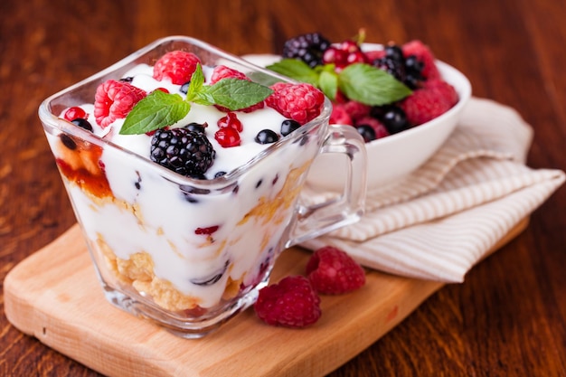 Yogurt con muesli e frutti di bosco