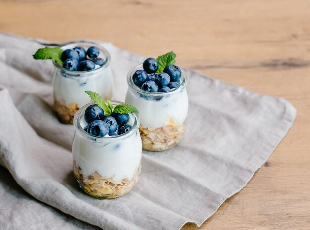 Yogurt con muesli e mirtilli