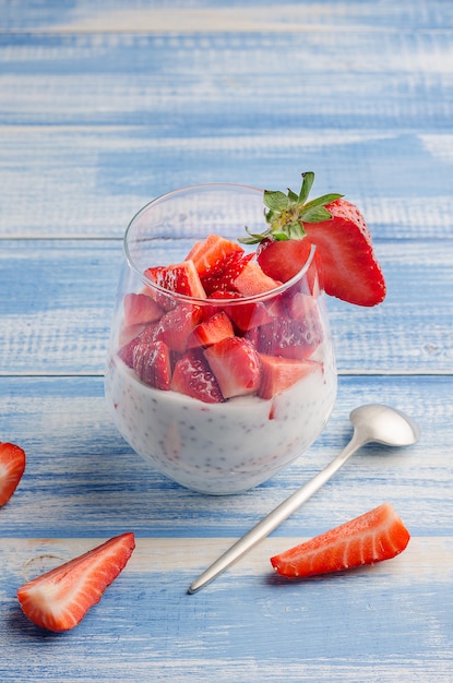 Yogurt con semi di chia e fragole