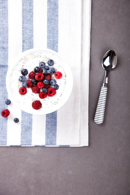 Yogurt con semi di Chia e lamponi freschi, mirtilli