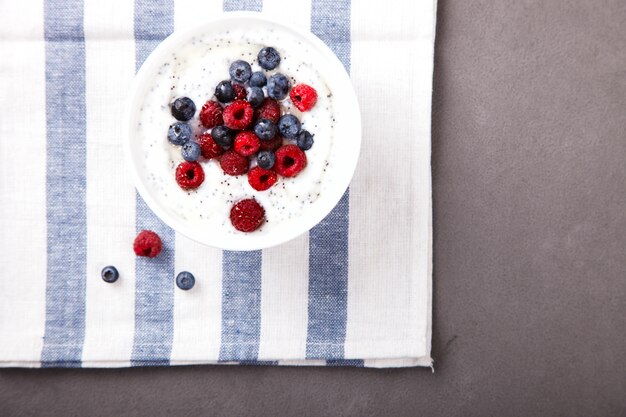 Yogurt con semi di Chia e lamponi freschi, mirtilli