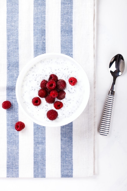 Yogurt con semi di Chia e lamponi freschi