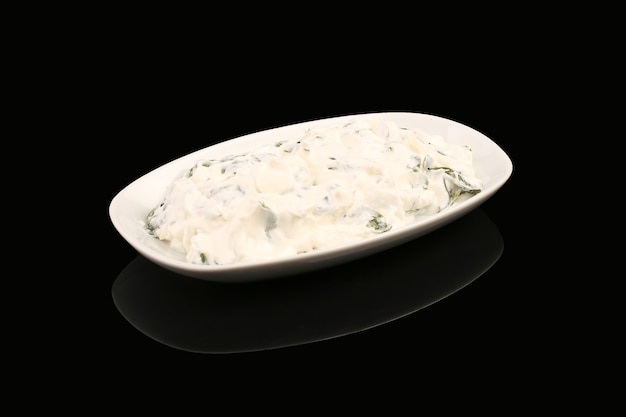 Yogurt con spinaci in piattino