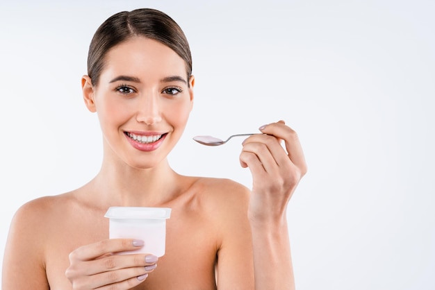 Yogurt da mangiare femminile carino isolato su sfondo bianco