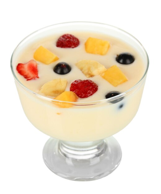 Yogurt delizioso con frutta isolata su bianco