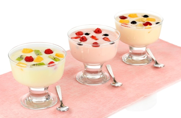 Yogurt delizioso con frutta isolata su bianco