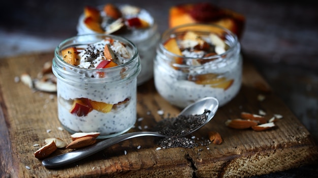 Yogurt di Chia con pesche e mandorle.