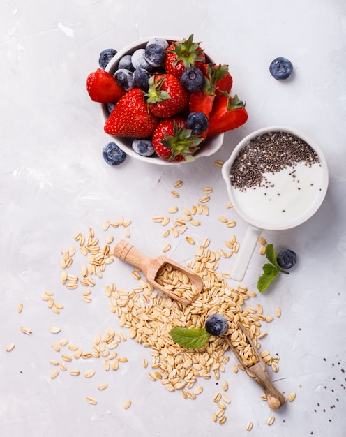 Yogurt e farina d&#39;avena con frutti di bosco freschi