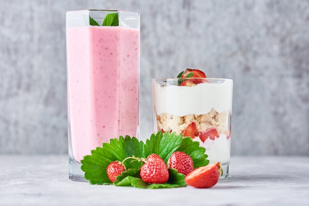 Yogurt e granola della fragola su fondo grigio