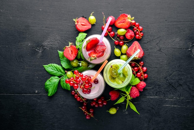 Yogurt e strisce di frutti di bosco su fondo in legno Recensione superiore Spazio libero