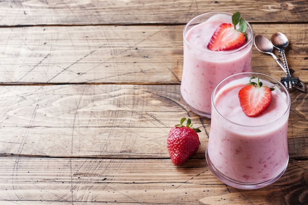 Yogurt fatto in casa con fragole fresche in bicchieri