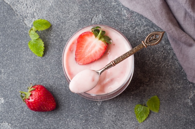 Yogurt fatto in casa con fragole fresche in bicchieri