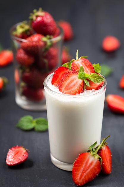 Yogurt fatto in casa con fragole