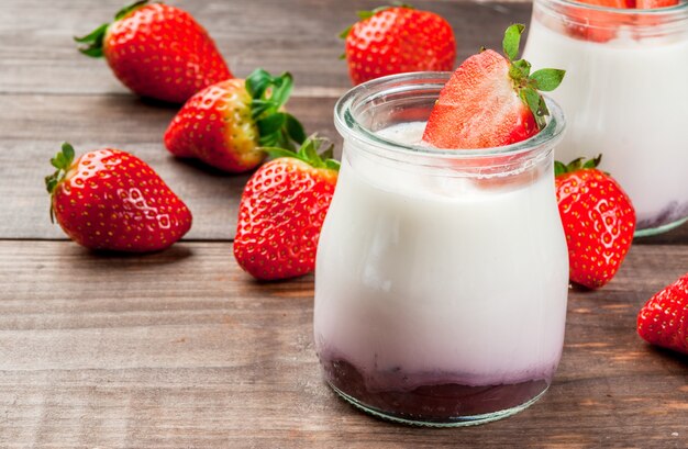 Yogurt fatto in casa con fragole