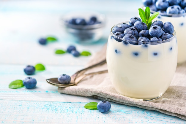 Yogurt fatto in casa con frutti di bosco freschi