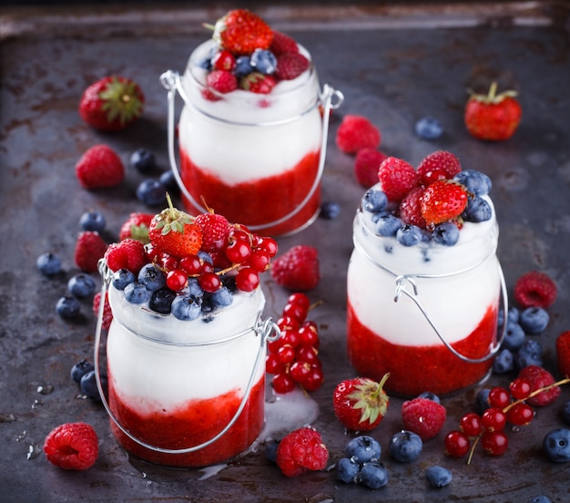 Yogurt, fatto in casa, con frutti di bosco freschi,