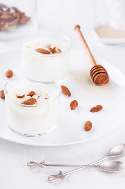 Yogurt fatto in casa con miele e mandorle